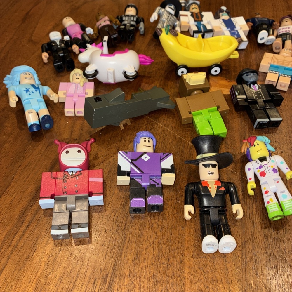 Roblox Mixed Lot of 23 Figures & Accessories Used as Shown - Picture 2 of 5